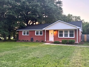 Building Photo - 4018 Dellwood Dr