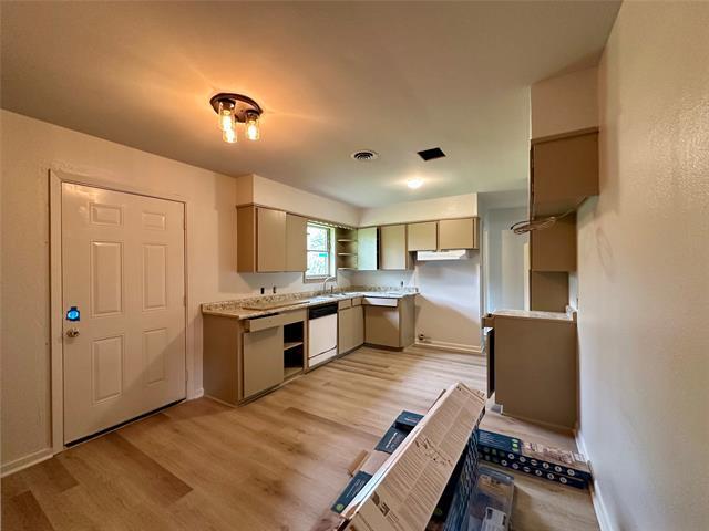 Building Photo - 1015 Pine Tree Dr