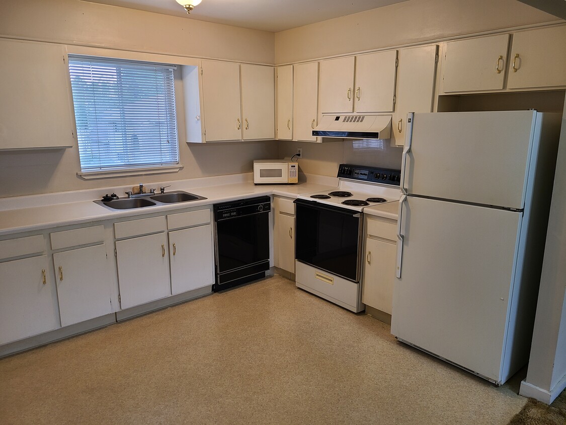 Kitchen with DW, disposer, microwave - 2243 Hillcrest