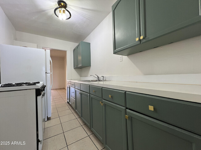 Building Photo - 946 E 12th St