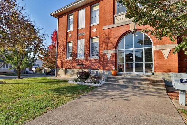 Building Photo - Luxury, Spacious 2-Bedroom Apartments W/ C...