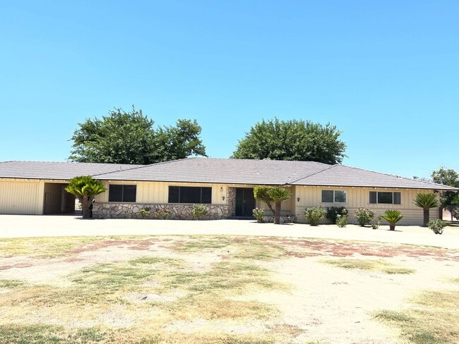 Building Photo - Northwest Bakersfield