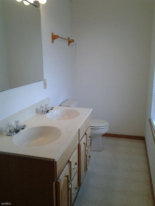 Building Photo - 4 br, 3.5 bath House - West Michigan Townh...