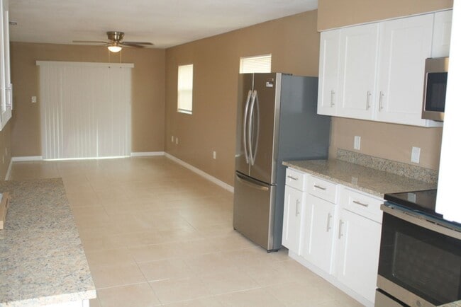 Building Photo - Beautiful Updated Condo