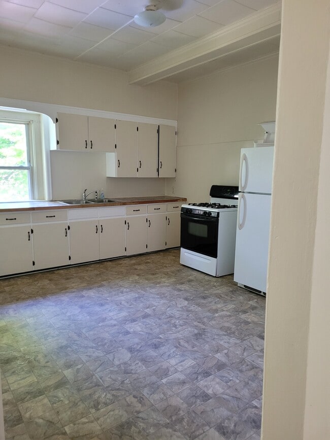Kitchen - 120 Squires Ave