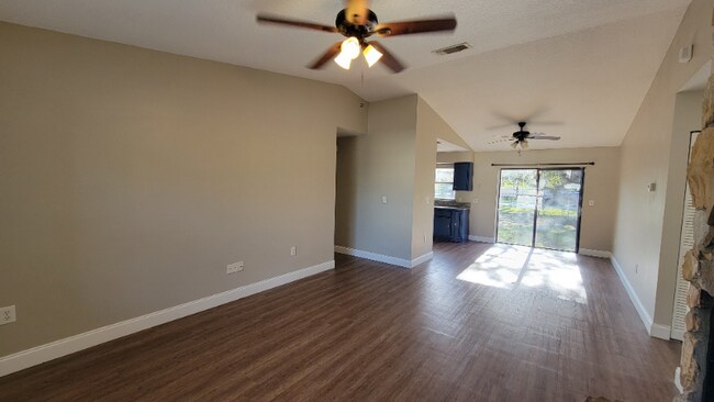 Foto del edificio - 235 Chadworth Dr