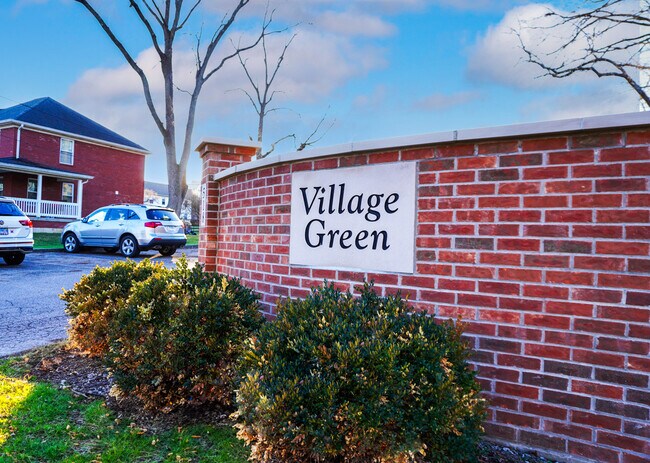 Foto del edificio - Village Green Apartments- STUDENT HOUSING