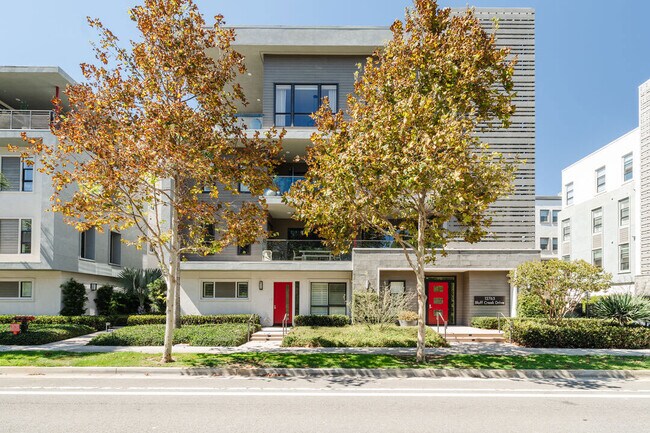 Foto del edificio - 12765 Bluff Creek Dr