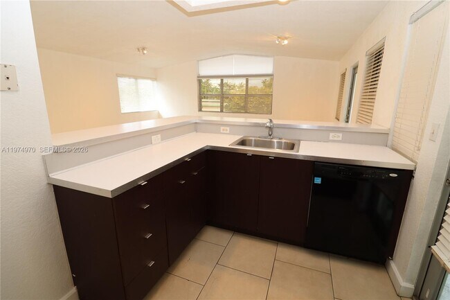 Foto del edificio - 6835 Rue Versailles Dr