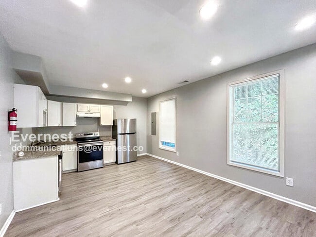 Building Photo - Spacious 3-Bedroom Home with Modern Amenities / Pet-Friendly / Available Now!