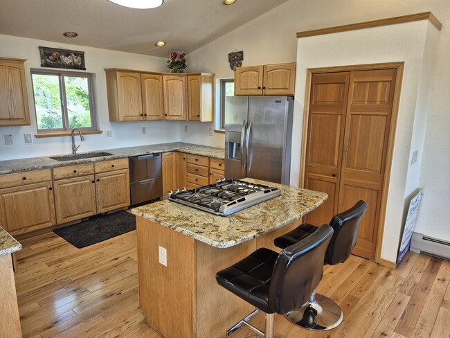 Building Photo - 1096 Aspen Dr