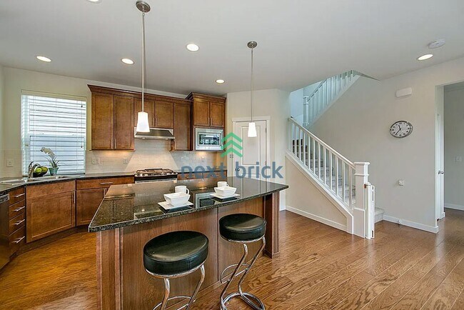 Foto del edificio - For Rent: 3 Bedroom, 3 Bathroom Home with Den