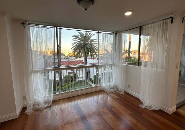 Building Photo - 137 S Palm Dr