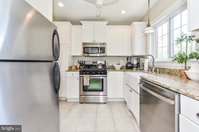 Building Photo - 3111 Valley Dr