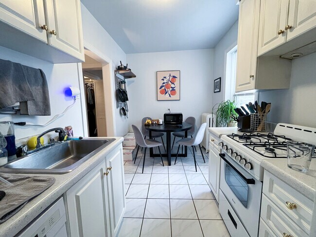 Foto del edificio - 654 W Oakdale Ave