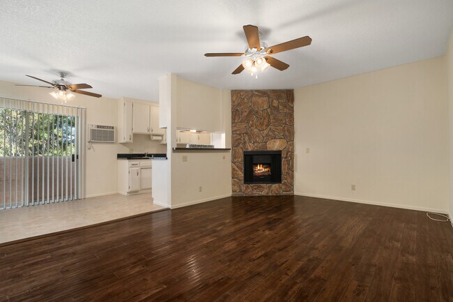 Sala de estar - 7013 Haskell Ave