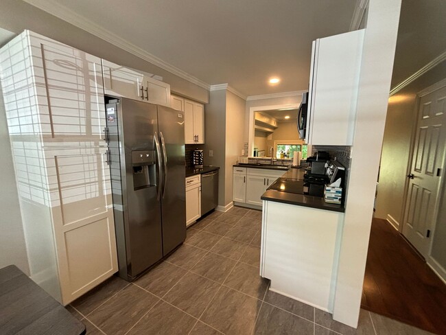 Building Photo - 3 Bedroom Condo!