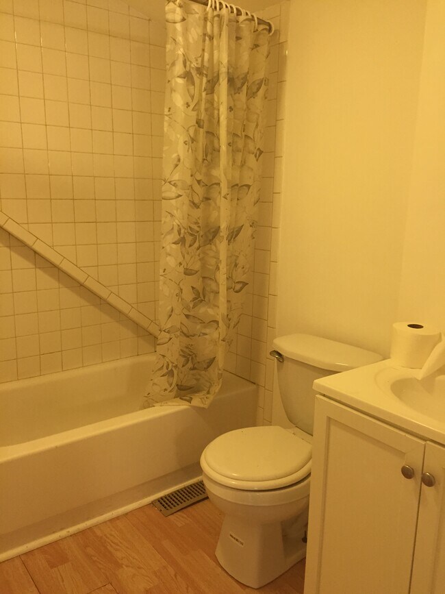 Bathroom - 840 E Maple St