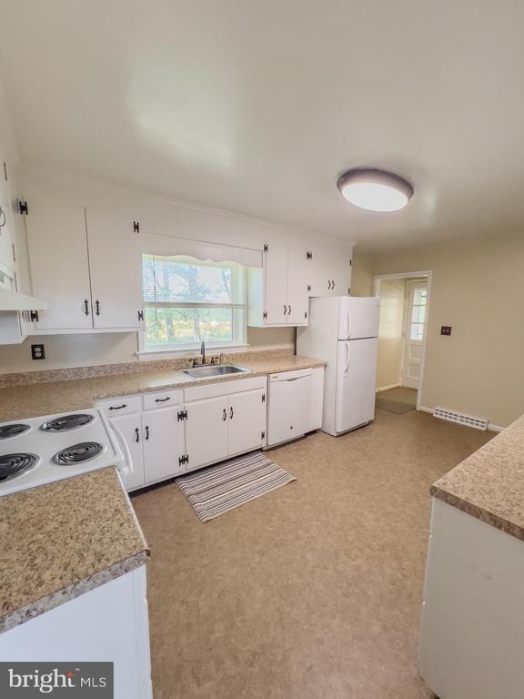 Foto del edificio - 6470 Rose Hill Dr