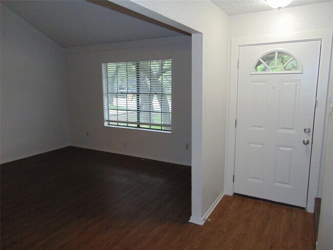 Foto del edificio - 1617 Gracy Farms Ln