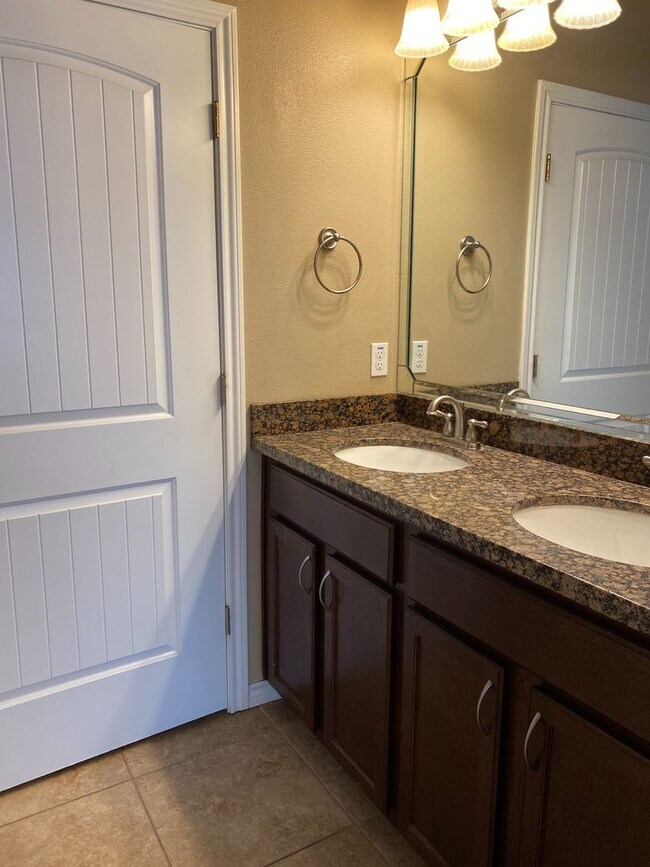 Foto del edificio - COMING SOON!!  2 Story Townhome