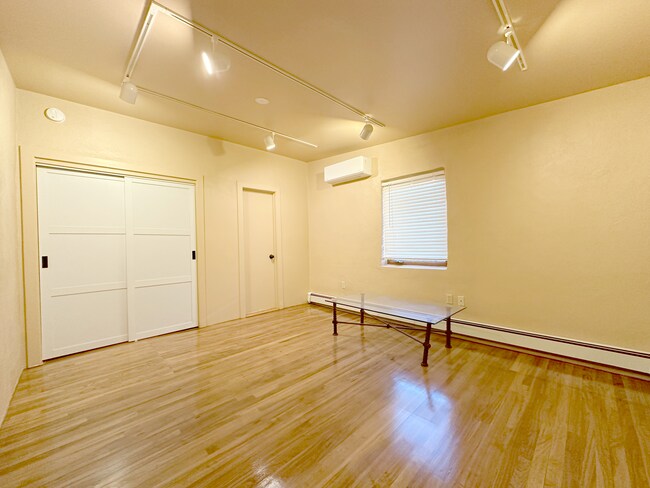 Foto del edificio - 721 W Manhattan Ave