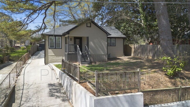 Photo - 562 Gary Rd NW House