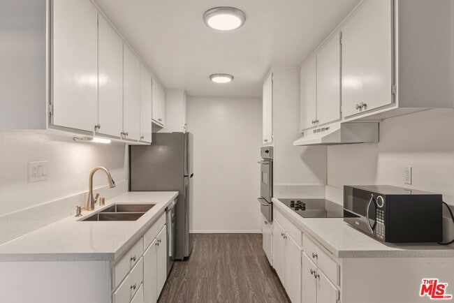 Foto del edificio - 6050 Canterbury Dr