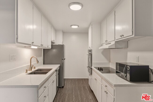 Building Photo - 6050 Canterbury Dr