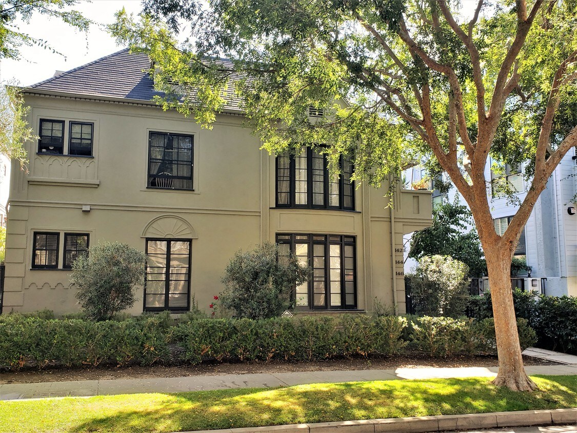 Primary Photo - 146 S Crescent Dr
