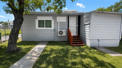 Building Photo - 314 N Nueces