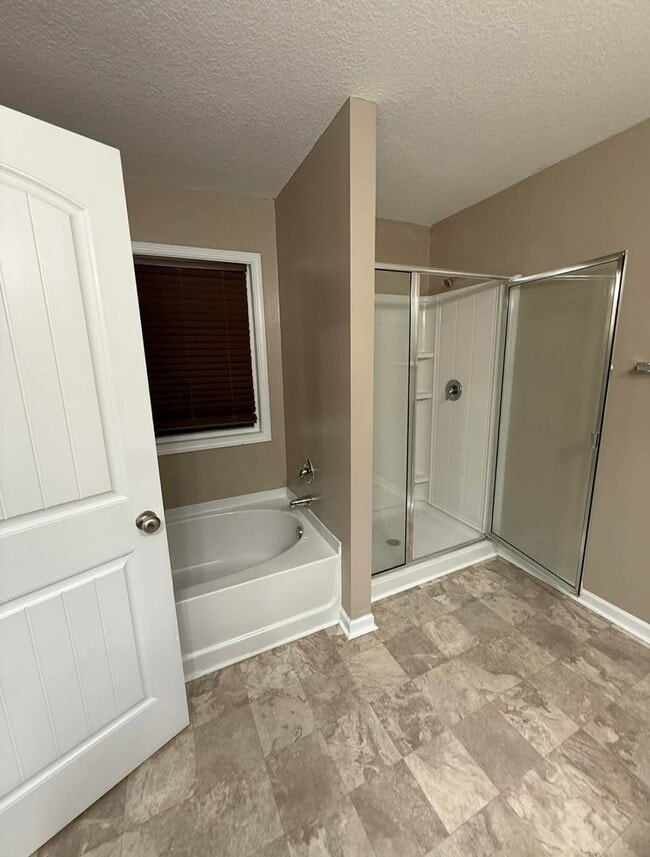 Foto del edificio - 4 Bed 2.5 Bath Two-Story Home