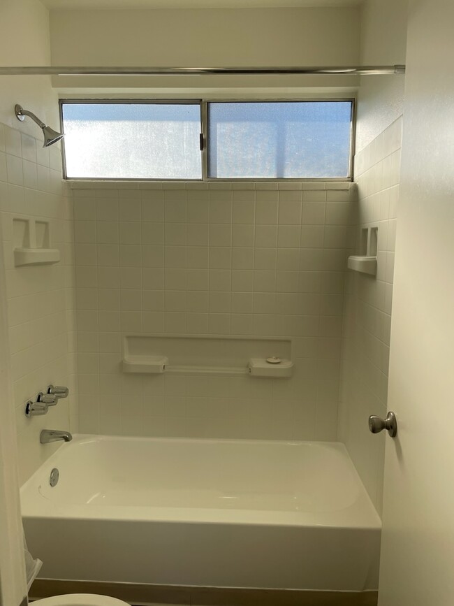 Full Bath view - 3155 Rosecrans Ave