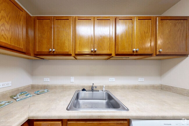 1BR, 1BA - 543SF - Kitchen - Pinewood Lodge