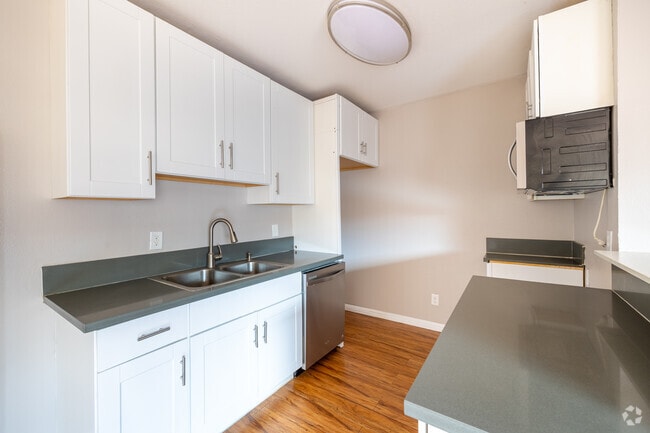 2 habitaciones, 2 baños - 889 pies cuadrados - Cocina - 6819 Laurel Canyon Blvd.