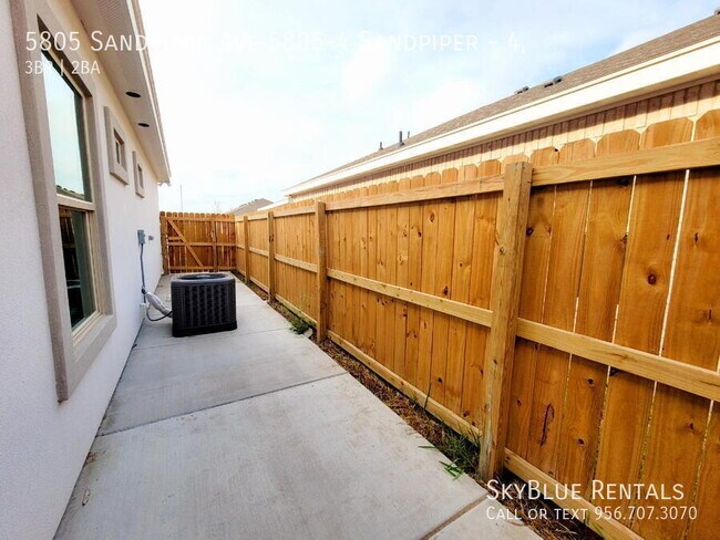 Foto del edificio - 5805 Sandpiper Ave