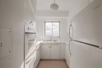 Building Photo - 3555 Chem. de la Côte-des-Neiges