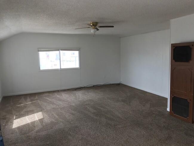 Building Photo - Cozy One Bedroom House Available in Centra...