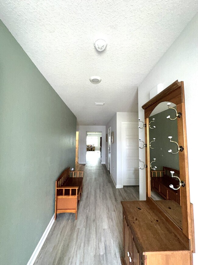 Foto del edificio - 5847 Belmont Stakes Rd