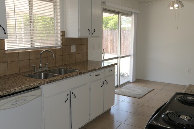 Building Photo - 28621 Murrieta Rd