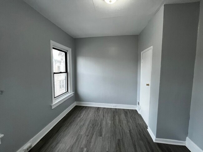Building Photo - 2 bedroom 1 bath with walk up attic