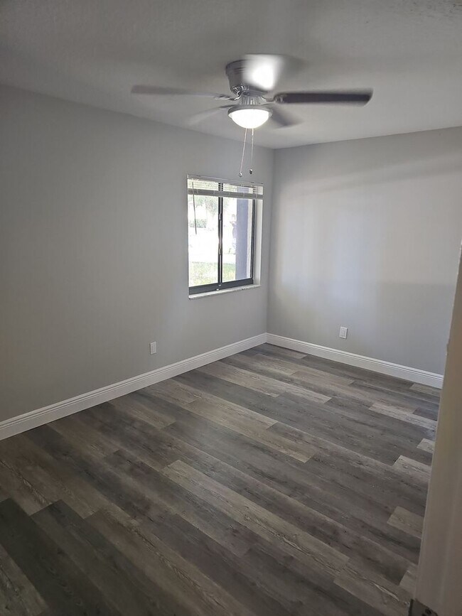Building Photo - Great 3/2 Split floor plan in Deltona read...