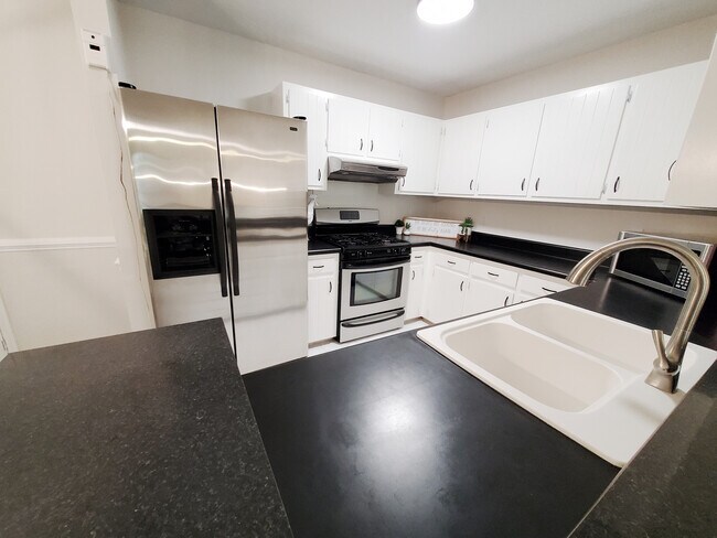 Foto del edificio - Room in Single Family Home on Henslowe Dr