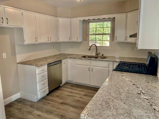 Building Photo - 3 br, 2 bath House - 2844 E Santa Ana Ave