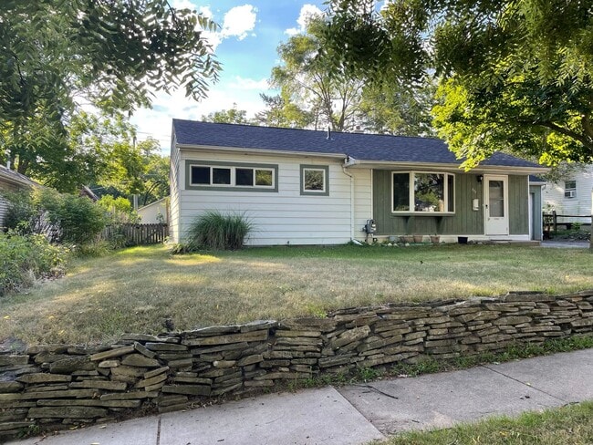 Building Photo - Three Bedroom Ranch Available for Rent!
