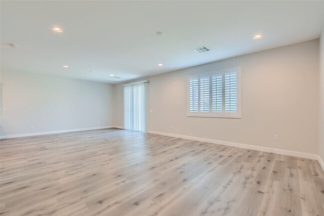 Foto del edificio - Gorgeous 2019 Build Home with Beautifully Landscaped Backyard! (COMING SOON)