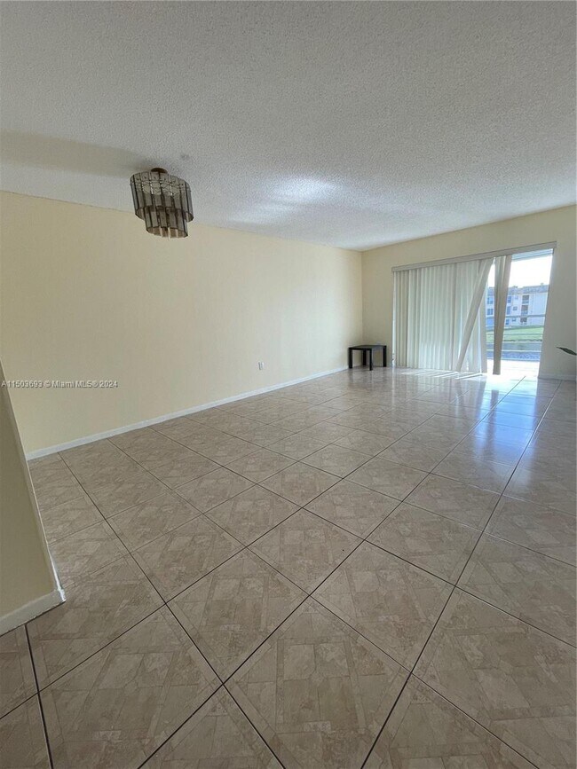 Foto del edificio - 8435 Sunrise Lakes Blvd