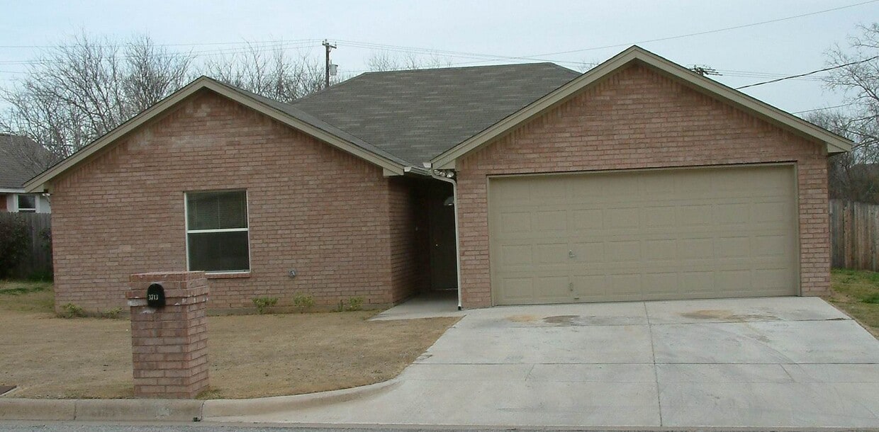 Full Brick 3 bedroom 2 bath 2 car garage i... House Rental in Aledo