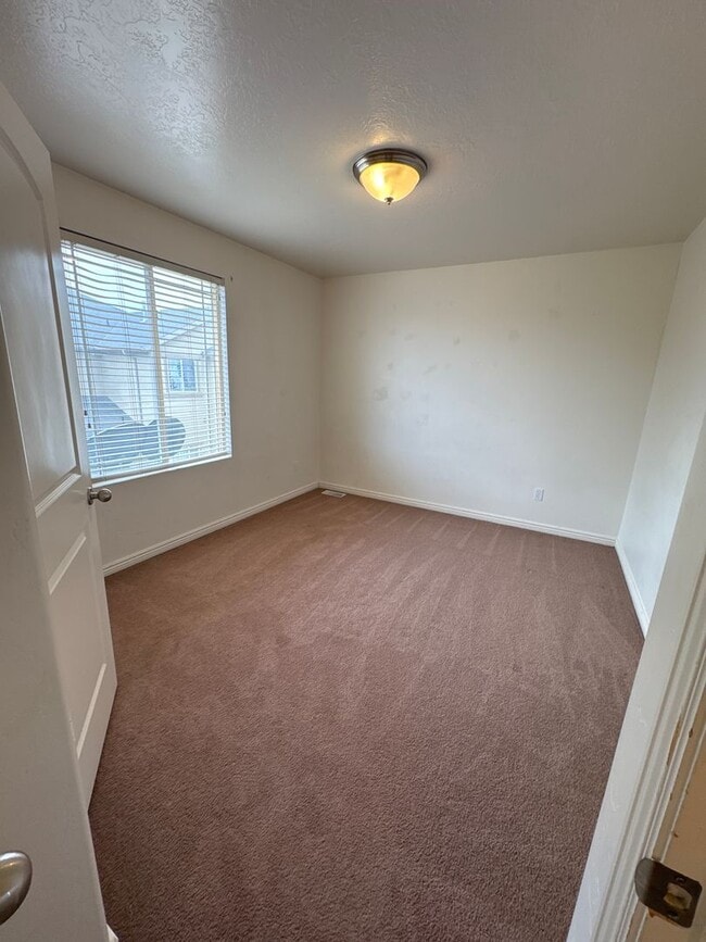 Building Photo - 394 E 600 S