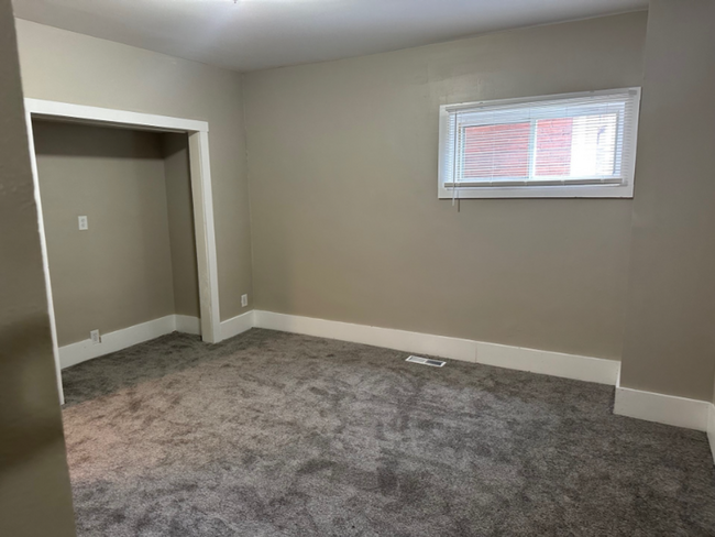 Building Photo - LARGE 6 Bd/2.5ba Home with private backyard